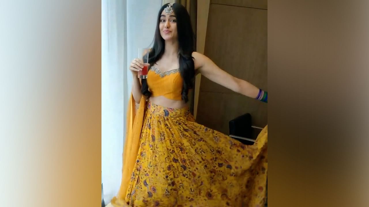 Adah Sharma Birthday Special Look Effortlessly Beautiful While Wearing Weird Outfits अद शर म करत ह अज ब स फ शन फ ल ल क न फ र भ द खत ह गजब क ख बस रत Amar Ujala Hindi