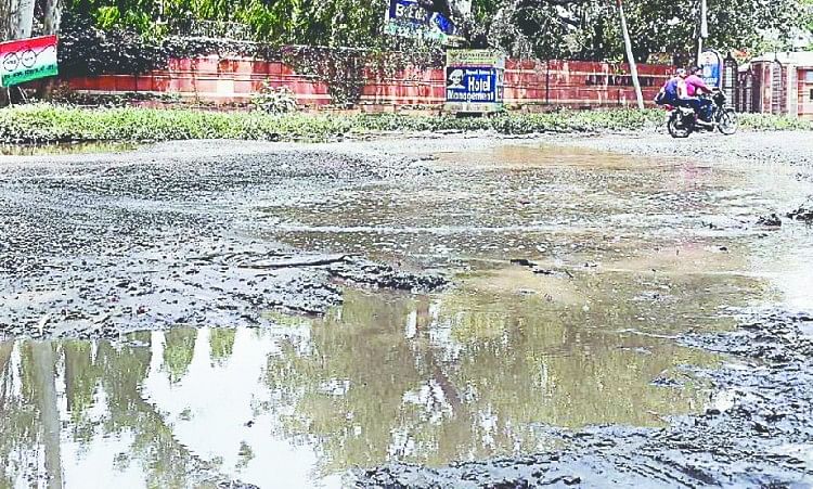 सक्षम संस्था ने मवाना रोड की बदहाली को दिखाया फाइल फोटो