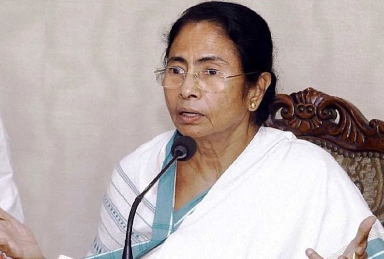 दुर्गा पूजा समितियों को आयकर विभाग का नोटिस, केंद्र सरकार पर भड़कीं ममता बनर्जी ममता बनर्जी (फाइल फोटो)