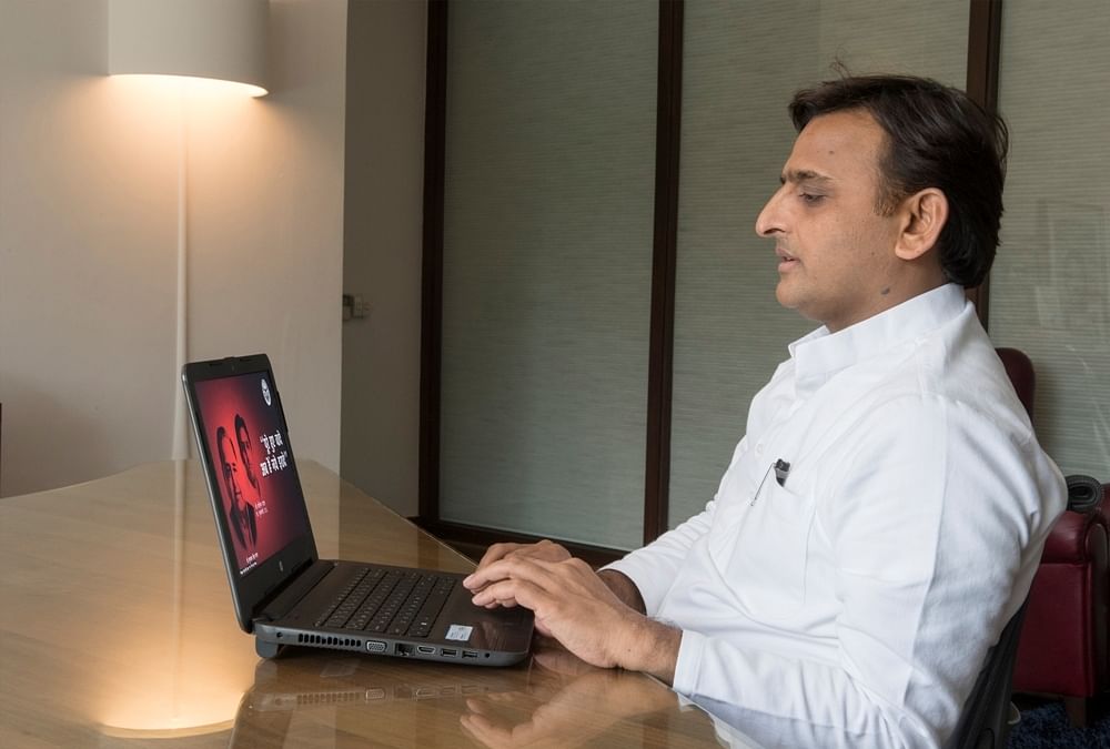 Akhilesh Yadav To Distribute Laptops To Uttar Pradesh Board Toppers. - यूपी बोर्ड के टॉपर्स को दिए जाने वाले लैपटॉप की स्क्रीन से भी हटी मुलायम की तस्वीर, अब ये दिखेंगे -