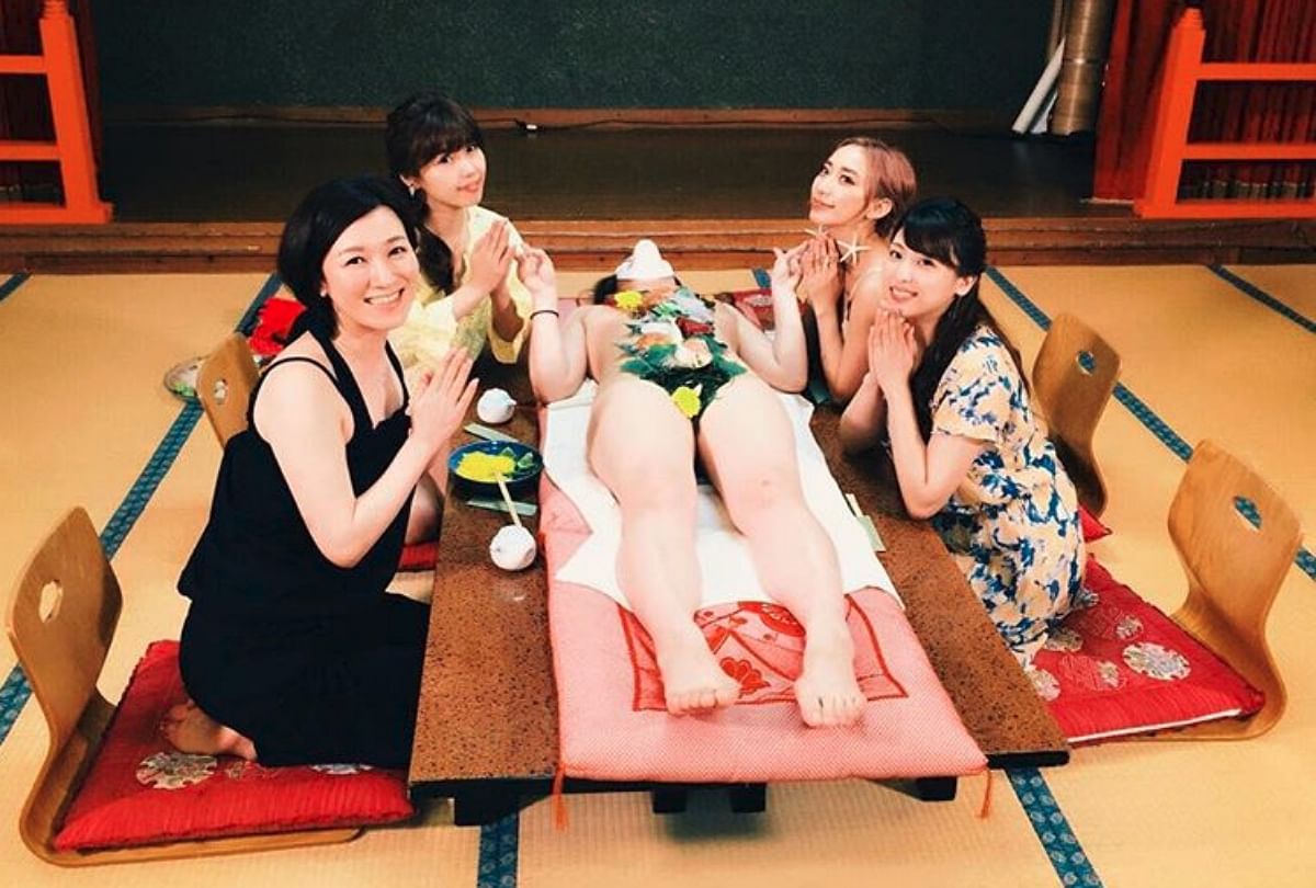 Nyotaimori Is Japanese Tradition Of Serving Food On Nude Women - यहां प्लेट नहीं, लड़की पर खाना परोसकर खाने का है रिवाज, रेस्त्रां और पार्टीज में भी ऐसा करते हैं लोग -