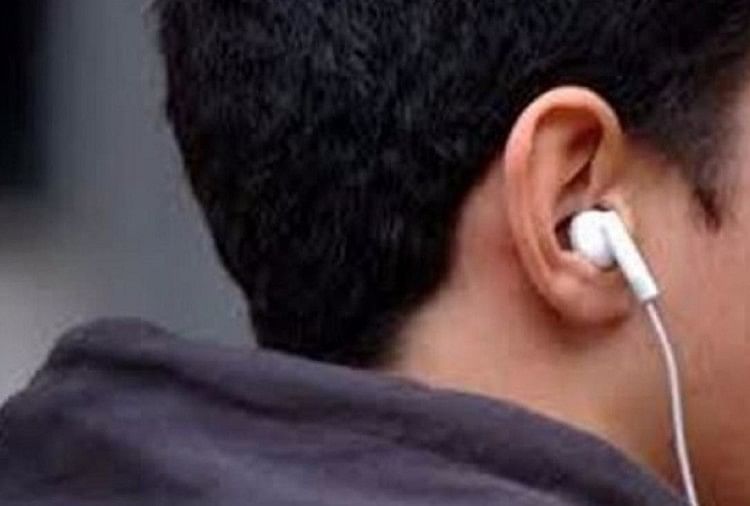 मोबाइल चार्जिंग के दौरान कान में लगा रखा था इयरफोन, करंट से युवक की मौत इयरफोन
