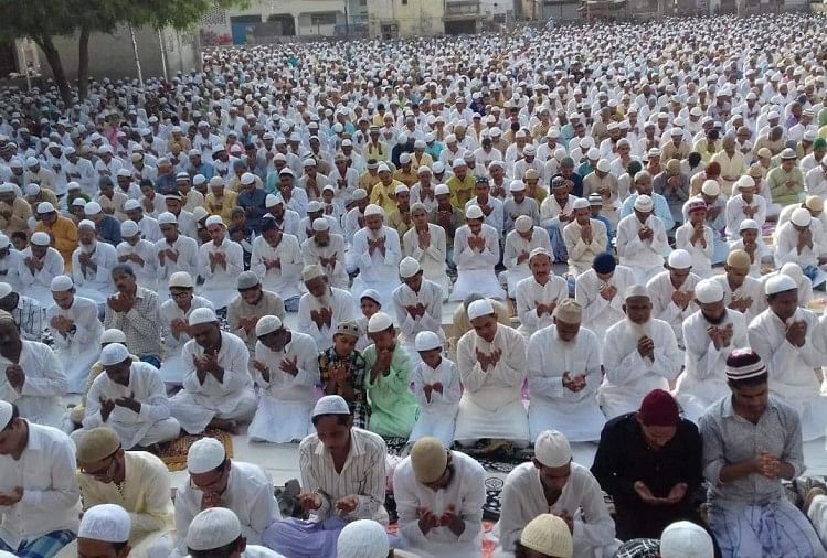 Eid 2018 Celebrate Today And People Shopping In Market 