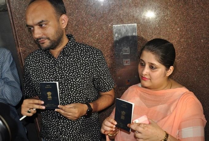 अनस सिद्दीकी व तन्वी सेठ पासपोर्ट जारी होने के बाद।