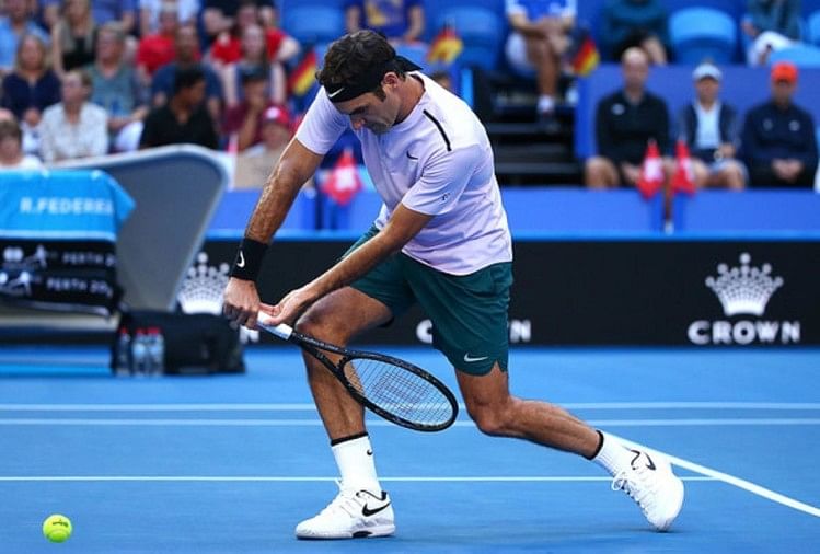 फेडरर : A Fairy Tale Roger Federer Played Cricket Shot In Wimbledon 2018 - रोजर फेडरर बने दुनिया के नंबर एक बल्लेबाज, टेनिस कोर्ट पर क्रिकेट शॉट खेलते ही आईसीसी ने की घोषणा - Amar Ujala Hindi ...