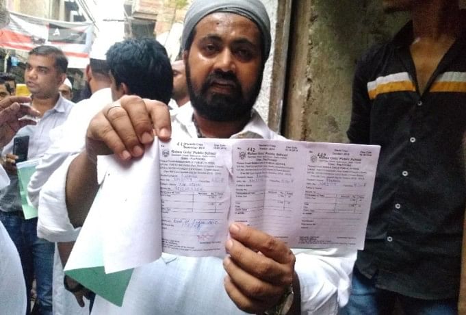 स्कूल के बाहर फीसबुक दिखाते अभिभावक