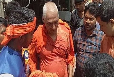 झारखंड : भाजयुमो कार्यकर्ताओं ने स्वामी अग्निवेश को जमकर पीटा BJP activists beat Swami Agnivesh fiercely