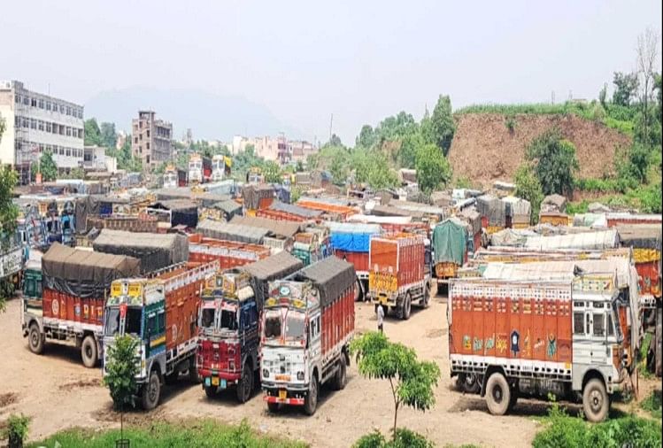 रुद्रपुर में डेढ़ हजार ट्रकों के पहिये जाम रहे रुद्रपुर में डेढ़ हजार ट्रकों के पहिये जाम रहे