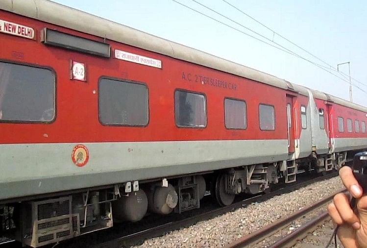खाने की गुणवत्ता को लेकर राजधानी ट्रेन के यात्री भी संतुष्ट नहीं, आईआरसीटीसी सर्वे में हुआ खुलासा Rajdhani express