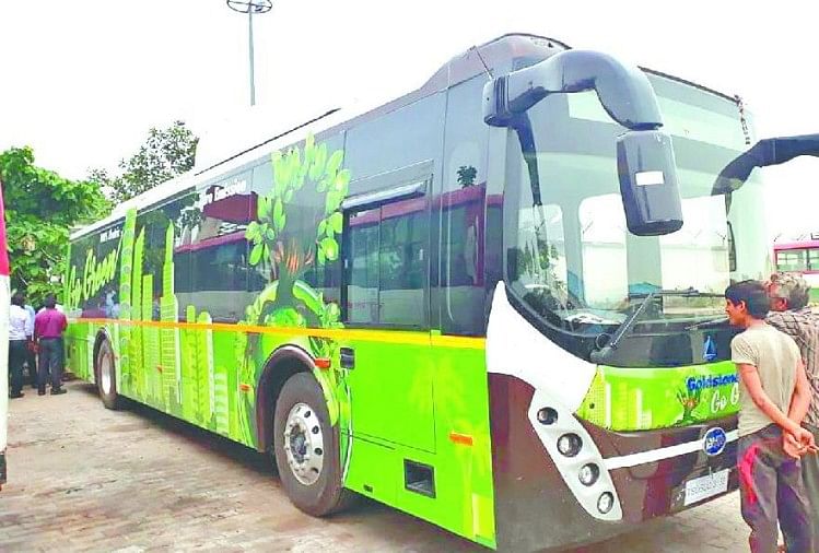 आईएसबीटी आगरा पर खड़ी इलेक्ट्रिक बस