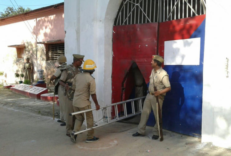 Chaos And Outrage In Ghazipur District Jail गाजीपुर जेल में भड़के