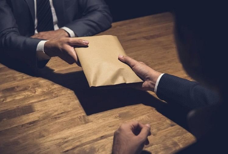दस हजार की रिश्वत लेते सहायक कोषाधिकारी रंगेहाथ गिरफ्तार, महिला से मांगी थी रिश्वत Assistant treasurer Arrested for take bribe in kotdwar