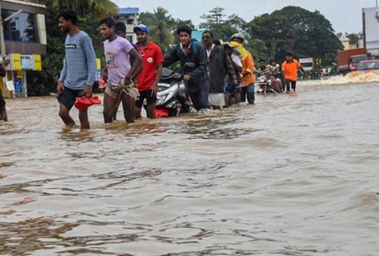 केरल: भारी बारिश और बाढ़ से 42 लोगों की मौत, यूएई ने केरल यात्रा को लेकर जारी किया परामर्श केरल बाढ़