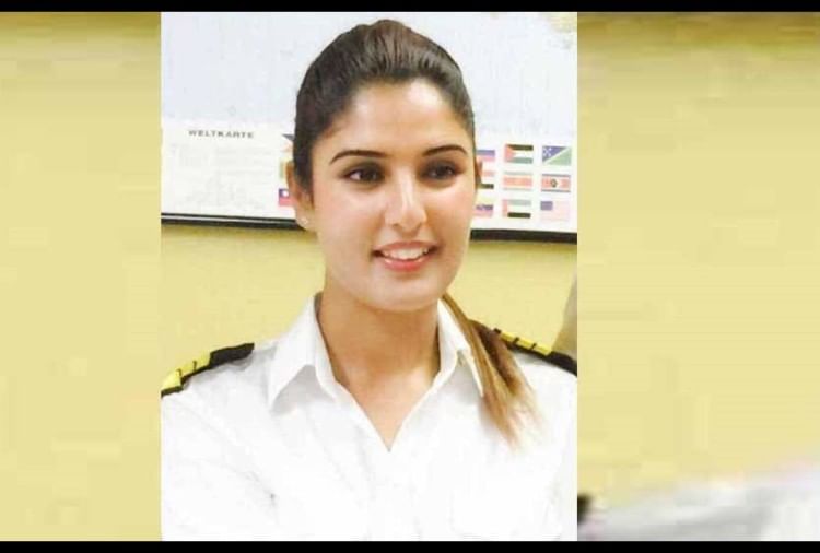 इरम हबीब बन गई कश्मीर की पहली महिला कमर्शियल पायलट, इंडिगो और गो-एयर से नौकरी का ऑफर 3