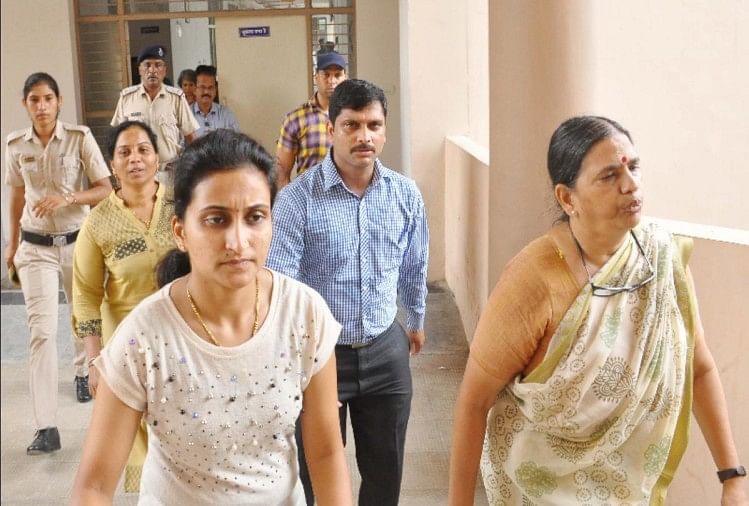 सुधा भारद्वाज को फंसाने में पुलिस ने किया 'राष्ट्रीय सुरक्षा मंत्र' का प्रयोग, वकील ने दी ये दलील सुधा भारद्वाज को कोर्ट ले जाती पुलिस (फाइल फोटो)