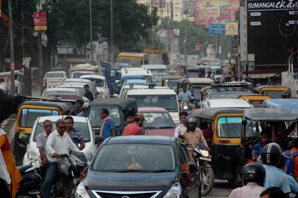 Varanasi Traffic And Road Jam Not Clear After Cm Yogi Anger - सीएम योगी की  फटकार के बाद भी बनारस को जाम के झाम से नहीं मिल रही मुक्ति - Amar Ujala