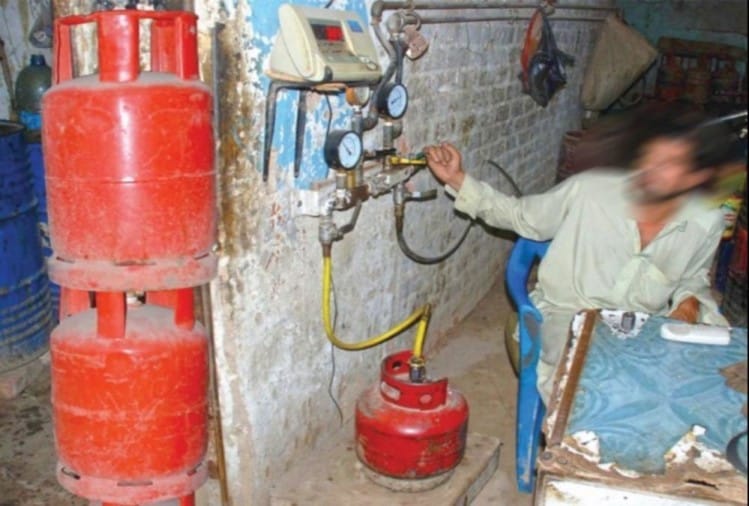 घरेलू गैस सिलिंडर रिफलिंग में जोरों पर चल रहा छोटे सिलिंडर का अवैध