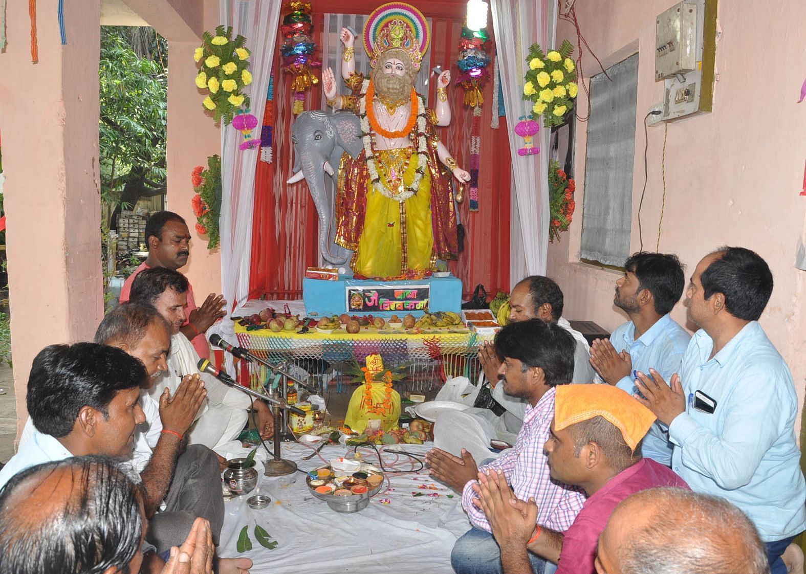 Vishawakara Pooja Celebrated In Mau - कल कारखानों में पूजे गए भगवान आदिशिल्पी - Amar Ujala Hindi News Live
