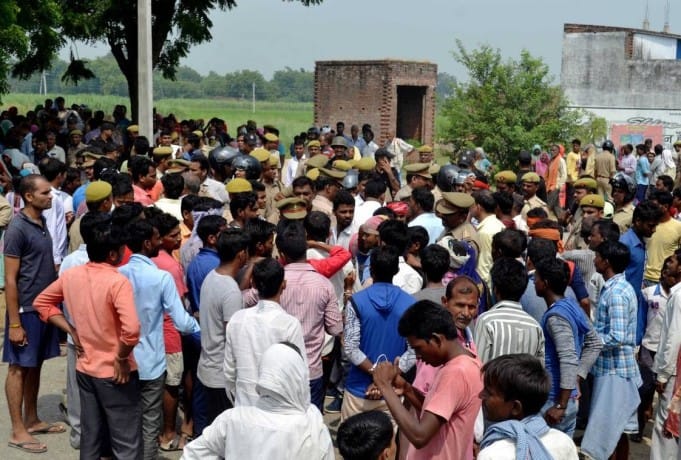 गुस्साए ग्रामीणों ने हत्यारों की गिरफ्तारी के लिए मोहनसराय-अदलपुरा मार्ग को तीन घंटे तक रखा जाम