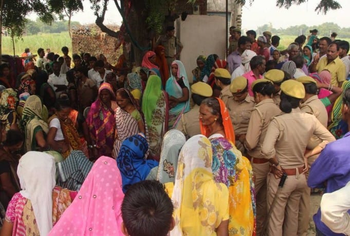 घटनास्थल पर जुटी महिलाओं की भीड़