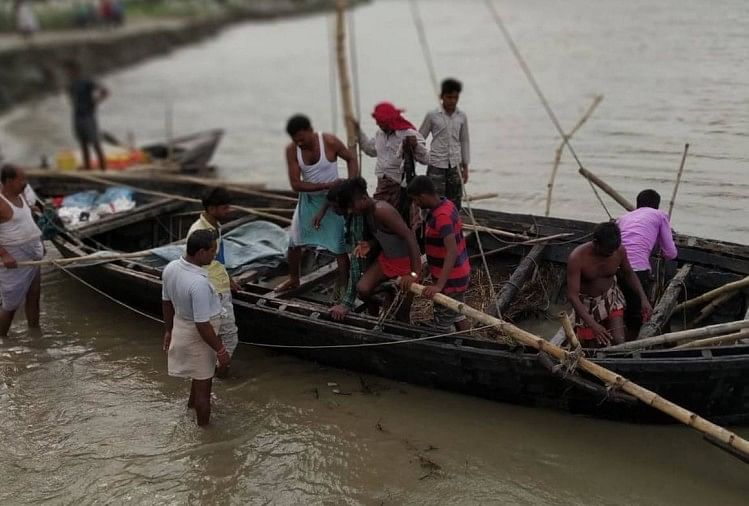 Boat Capsized In Ghagra River In Mau - घाघरा नदी में नाव पलटी तो सभी मचाने  लगे शोर, फिर 11वीं के छात्र ने दिखाई कुछ ऐसी दिलेरी - Amar Ujala Hindi News  Live