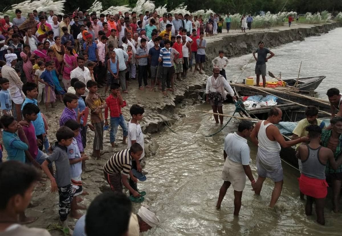 Boat Capsized In Ghagra River In Mau - घाघरा नदी में नाव पलटी तो सभी मचाने  लगे शोर, फिर 11वीं के छात्र ने दिखाई कुछ ऐसी दिलेरी - Amar Ujala Hindi News  Live