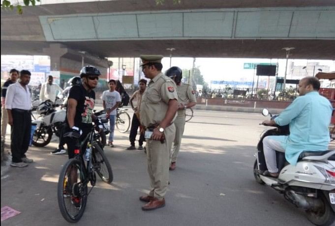 साइकिल से चेकिंग पर निकले एसएसपी अमित पाठक।