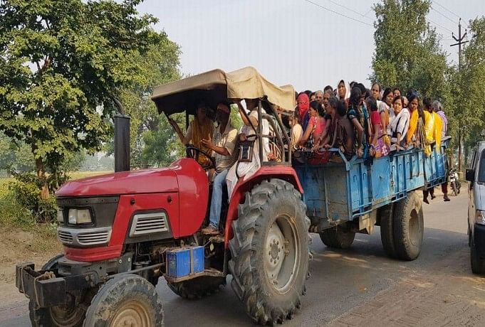 ट्राली पर सवार महिलाएं।