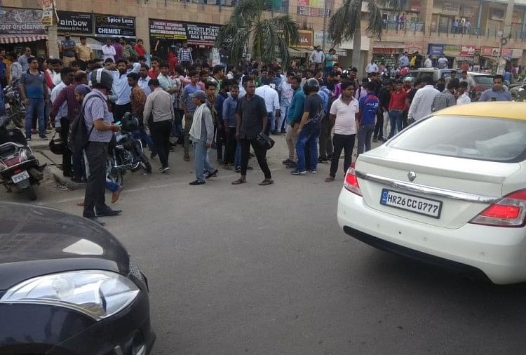 जज की पत्नी और बेटे को उन्हीं की सुरक्षा में तैनात गनमैन ने मारी गोली, बीच बाजार दिया घटना को अंजाम अर्काडिया मार्केट