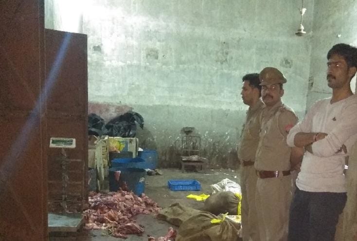 छापा लगा तो खुल गई पोल, पुलिस की आड़ में हो रहा था गोवंश कटान, चीन भेजा जाता था मीट यूपी पुलिस