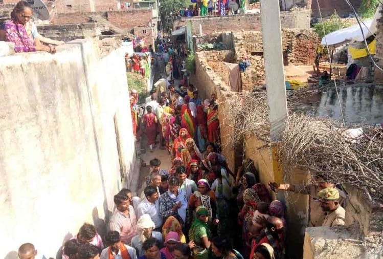 'रिश्तों से रिसा खून' 'कटा गला, मुंह में निवाला, पास में रखी सब्जी-रोटी'... देख पत्नी के होश उड़ गए रोते बिलखते परिजन