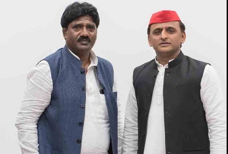 मध्यप्रदेश चुनावः सपा के चुनावी निशाने पर सत्तारूढ़ भाजपा, कांग्रेस के प्रति "सॉफ्ट कॉर्नर" मूलचंद बंते और अखिलेश यादव का फाइल फोटो