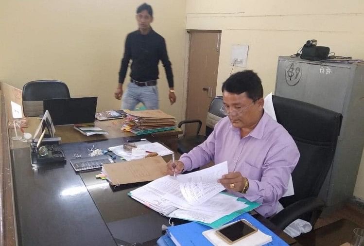 नामांकन पत्रों की जांच करते अधिकारी