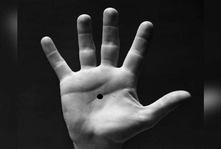 black dot