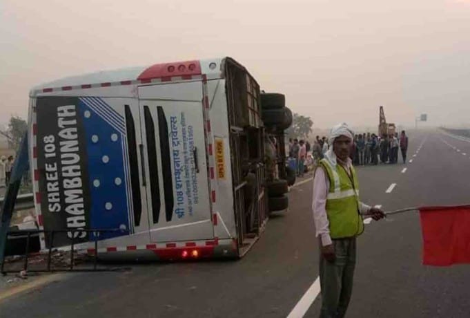 आगरा लखनऊ एक्सप्रेस-वे पर यात्रियों से भरी बस पलट गयी