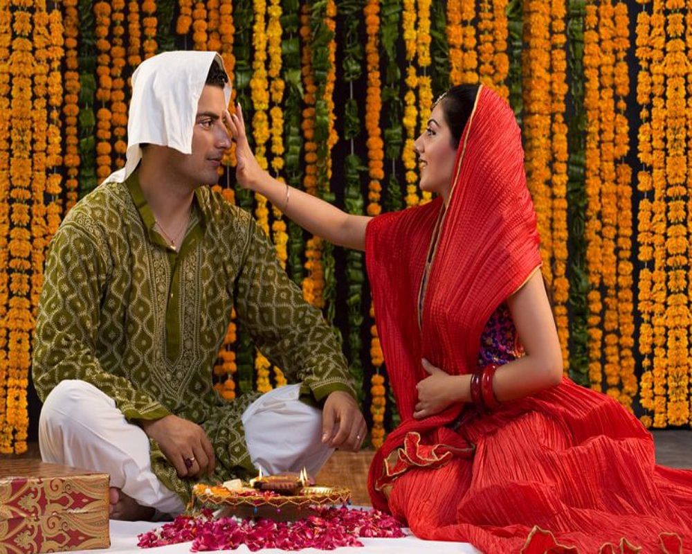 Bhaiya Dooj 2019 Know How To Celebrate Bhai Dooj Date And Time - भैया दूज 2019: इस तरह करेंगी भाई को तिलक, लंबी उम्र के साथ यश भी मिलेगा - Amar Ujala Hindi News Live