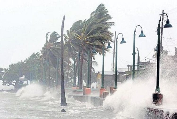 Cyclone To Form In Bay Of Bengal Set To Cross Andhra Pradesh And Odisha  Coast, Imd, Heavy Rain In Mumbai Today - चेतावनी: बंगाल की खाड़ी में बन रहा  कम दबाव, इन
