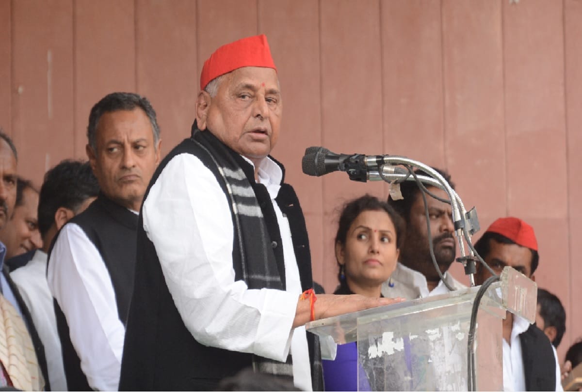 कार्यकर्ताओं को संबोधित करते हुए मुलायम सिंह