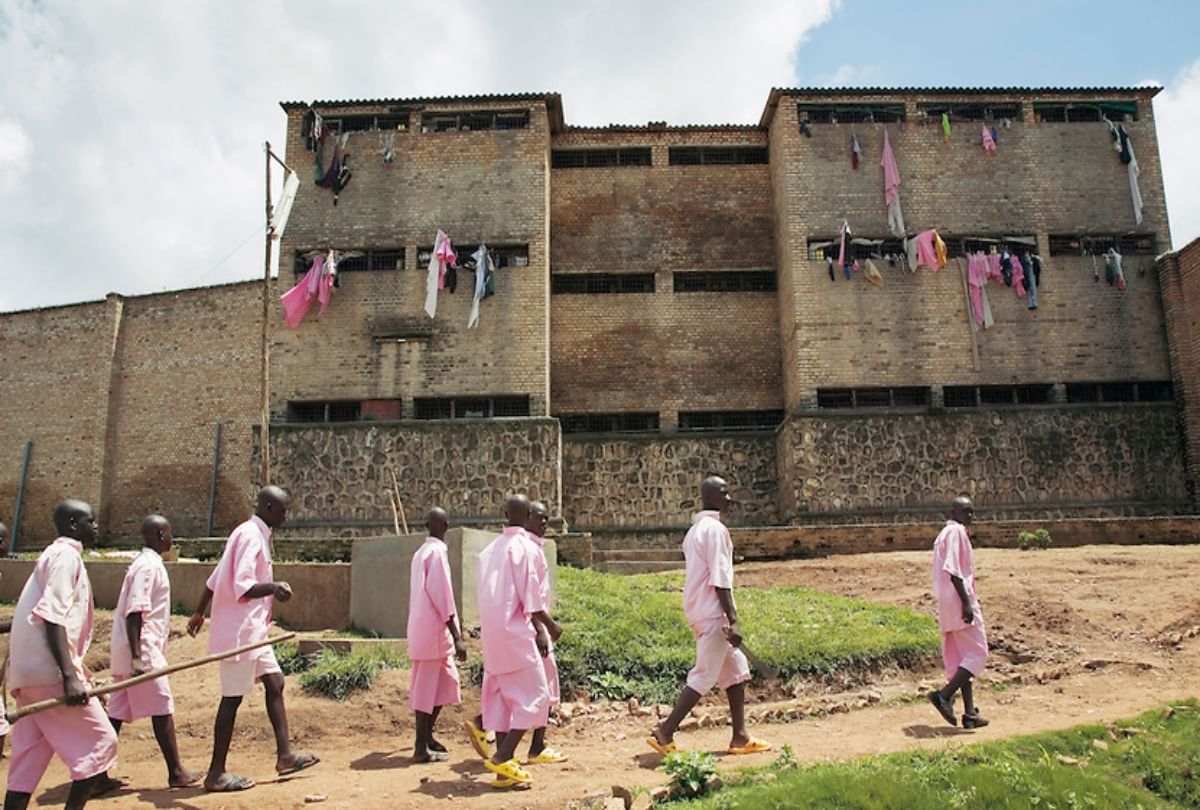 World Most Dangerous Prison Gitarama Central Jail Here Prisoners Kill Each  Other And Eat Dead Bodies - दुनिया की वो सबसे खतरनाक जेल, जहां एक-दूसरे की  जान ले लेते हैं कैदी -