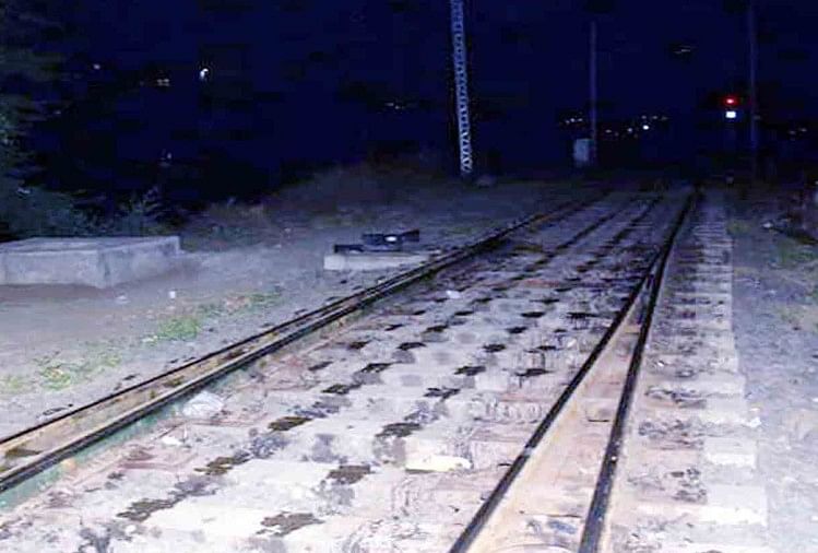 Three Friends Stood On Track In Kanpur शर ब क नश म ध त 3 द स त ट र क पर खड ह गए ह थ क इश र स र कन च ह ट र न 2 क म त Amar