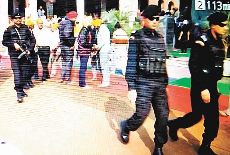 Commandoes Enter With Wearing Shoes In Shri Darbar Sahib Campus ज त और हथ य र क स थ श र दरब र स ह ब पर सर म घ स ग र ड ल ग न क य व र ध Amar Ujala Hindi News Live