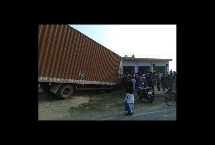 Two Teenagers Die Due To Container Grip - कंटेनर की चपेट में आने से दो  किशोरों की मौत - Amar Ujala Hindi News Live