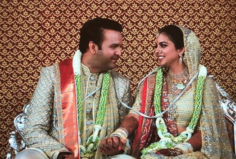 Mukesh Ambani Daughter Isha Ambani Blessed With Twins - Isha Ambani: अंबानी  परिवार में गूंजी किलकारी, ईशा अंबानी ने जुड़वा बच्चों को दिया जन्म - Amar  Ujala Hindi News Live