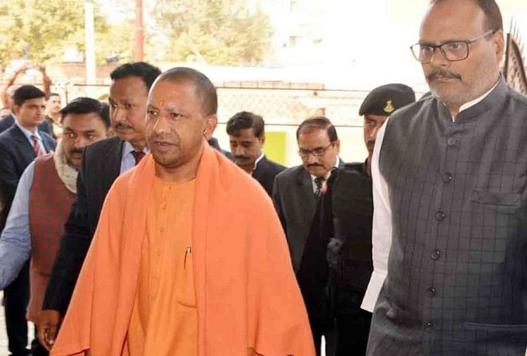 Yogi Adityanath Reached Cabinet Minister Brajesh Pathak Home - मुख्यमंत्री  योगी पहुंचे ...