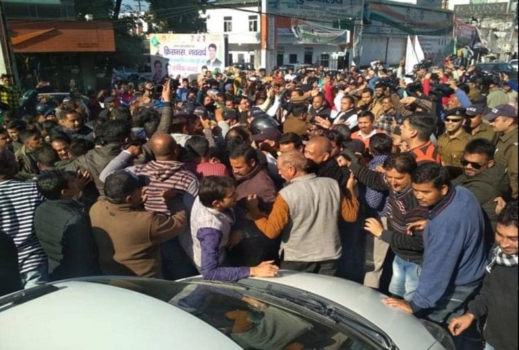 à¤¦à¥à¤¹à¤°à¤¾à¤¦à¥à¤¨ à¤®à¥à¤ à¤­à¤¿à¤¡à¤¼à¥ à¤­à¤¾à¤à¤ªà¤¾-à¤à¤¾à¤à¤à¥à¤°à¥à¤¸ à¤à¤¾à¤°à¥à¤¯à¤à¤°à¥à¤¤à¤¾