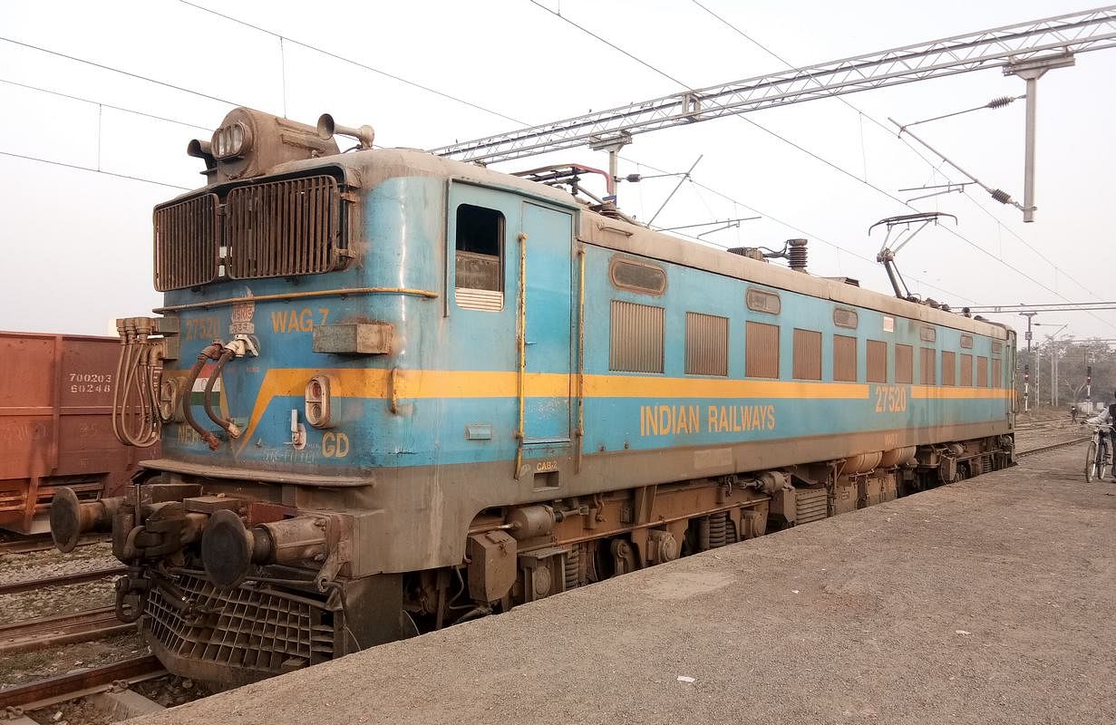 जंघई से गौरीगंज रेलवे स्टेशन के बीच दौड़ी इलेक्ट्रिक ट्रेन