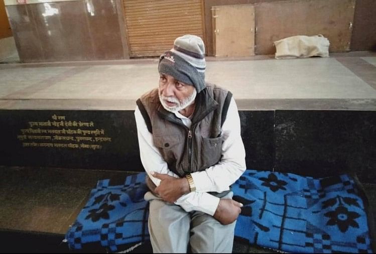 बीमार बुजुर्ग पिता को रेलवे स्टेशन पर छोड़ गया 'कपूत', भीख मांगकर पाल रहे पेट, भावुक कर देगी कहानी भीख मांग कर गुजारा कर रहे सुनील महेंदु