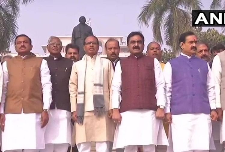 Shivraj Singh Chouhan and other BJP leaders sing vande mataram in Bhopal.