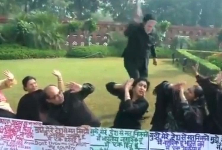 नागरिकता बिल: पीएम मोदी का मास्क पहन सांसदों ने किया अनोखा प्रदर्शन TMC protest against the Citizenship Amendment Bill with Modi mask