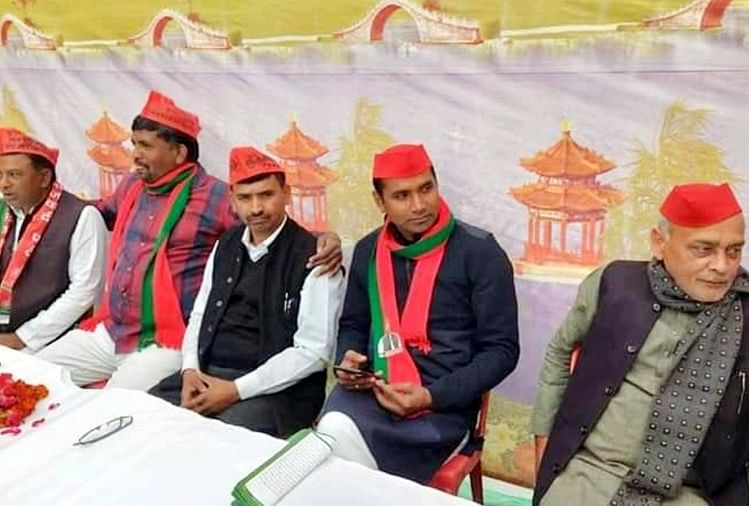 विधानसभा अध्यक्ष ह्रदय नारायण दीक्षित के बेटे ने लगाई समाजवादी पार्टी की टोपी, मचा हल्ला सपा प्रवक्ता सुनील सिंह साजन के बगल में बैठे सुशील दीक्षित (सफेद शर्ट व हाफ जैकेट में)